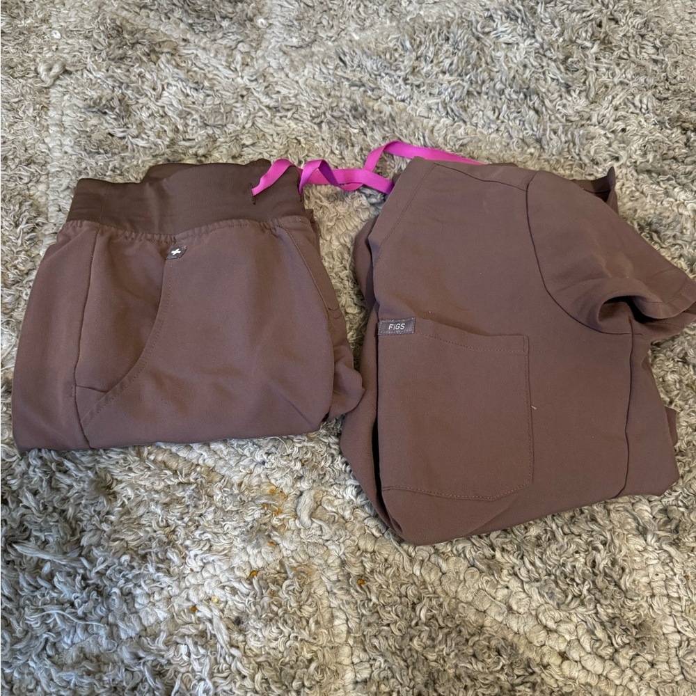 Smokey Taupe Figs Scrub set Zamora Jogger bottoms & & Catarina top